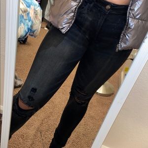 black distressed skinny jeans